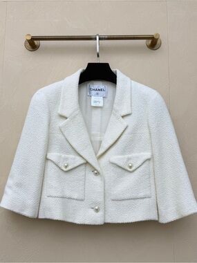 🚩steal CHANEL Cream Bouclé Cropped Blazer with Pearl Buttons